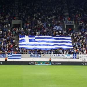 Γαλανόλευκο κύμα: Γέμισε ασφυκτικά το Καραϊσκάκη με 33.000 Έλληνες!