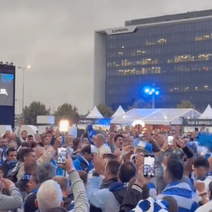 Ζεσταίνεται η ατμόσφαιρα στη Ρίγα: Εικόνες από Έλληνες φιλάθλους έξω από την Xiaomi Arena (video)
