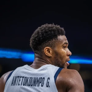 Το απίθανο σκίτσο της FIBA με... ημίθεο Γιάννη Αντετοκούνμπο