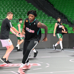 Χολμς: «Να είμαι στους καλύτερους σέντερ της Euroleague, αλλά έχω να μάθω πολλά»