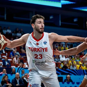 «Είναι ο MVP του Eurobasket»: Οι Σουηδοί «υποκλίθηκαν» στον Σενγκούν