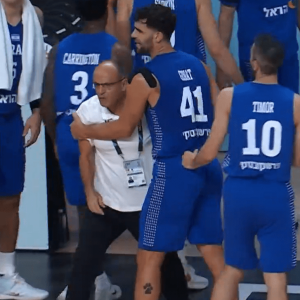 «Ντου» του προπονητή του Ισραήλ στους διαιτητές - Τον κρατούσαν οι παίκτες του