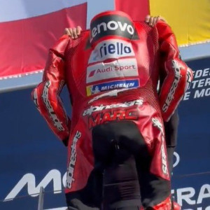 Ο Μαρκ Μάρκεθ πανηγύρισε τη νίκη του στο Moto GP αλά... Μέσι