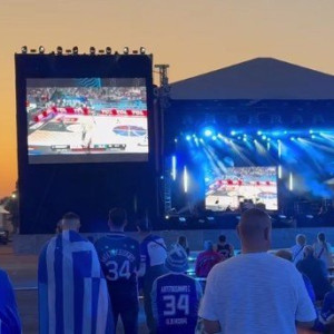 Οι «Πελαργοί» έδωσαν γαλανόλευκη απόχρωση έξω από τη «Riga Arena» (video)
