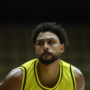 Ο Μπριν Φορμπς στο Athletiko: «Είμαι ανοιχτός για ελληνικό διαβατήριο και να παίξω ξανά με τον Γιάννη»
