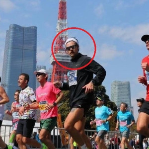 Με ψεύτικο όνομα για να μην... προκαλέσει ο Χάρι Στάιλς έτρεξε Μαραθώνιο και έκανε ρεκόρ (video)