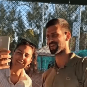 «Πάρε τηλέφωνο τον άνδρα σου» - Τι συνέβη όταν μια Ελληνίδα πλησίασε τον Τζόκοβιτς (video)