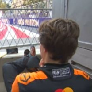 Ο Πιάστρι παρακολουθεί το grand prix στο Μπακού από το κινητό (video)