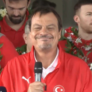 Ξέσπασε σε κλάματα ο Αταμάν κατά τη διάρκεια της υποδοχής της αποστολής της Τουρκίας (video)
