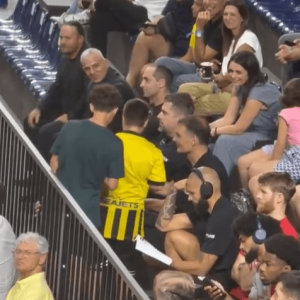 Ο Μπαρτζώκας βγάζει selfie με νεαρό φίλαθλο της ΑΕΚ (video)
