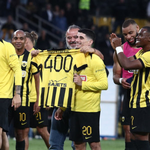 Αποθέωση για Μάνταλο από τον κόσμο της ΑΕΚ - Ο Ηλιόπουλος του έδωσε τη φανέλα με το «400» (video)