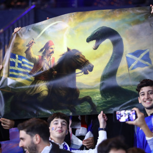 Το τρομερό πανό των Ελλήνων στην Σκωτία με τον Καραϊσκάκη απέναντι στο... τέρας του Λοκ Νες
