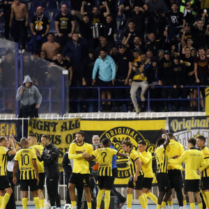 Παίκτες και κόσμος της ΑΕΚ έγιναν «ένα» μετά τη νίκη στο Περιστέρι