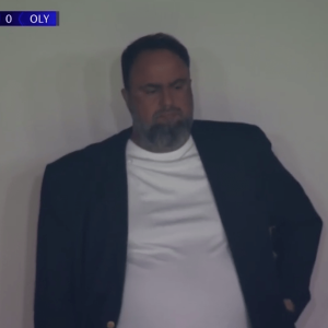 Το πλάνο με τον όρθιο και αγχωμένο Μαρινάκη στο «Έμιρεϊτς» (video)