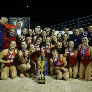 Η απονομή του τροπαίου του Super Cup στον Ολυμπιακό