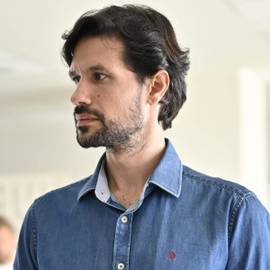 Ο Ορφέας Αυγουστίδης «κλέβει» την παράσταση με ατάκες... ΑΕΚ σε νέα σειρά (video)