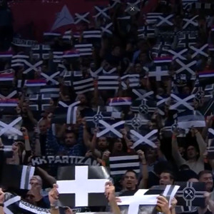 Τι συμβολίζουν τα πλακάτ της Παρτίζαν που συνθέτουν ένα... απέραντο ασπρόμαυρο κορεό (video)
