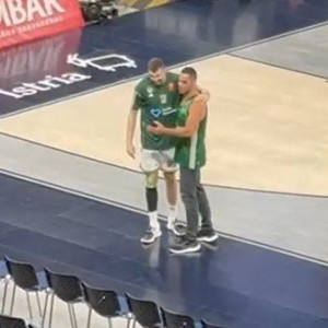Ο Ρογκαβόπουλος επέστρεψε στην «Buesa Arena» και του ζήτησαν φωτογραφία - Το βίντεο του Athletiko