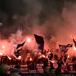 Φωτοβολίδες, κράνη, κοντάρια: Όλα όσα βρήκε η αστυνομία σε χώρο οπαδών του Ατρόμητου