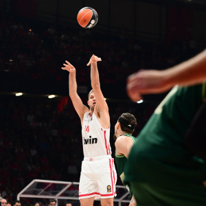 Το buzzer beater του Βεζένκοφ στο ημίχρονο του Ολυμπιακός - Παναθηναϊκός (video)