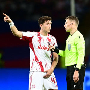 Marca και As «κατακεραυνώνουν» τον διαιτητή: «Ανύπαρκτη η αποβολή του Έσε, βουτιά του Ράσφορντ το πέναλτι»