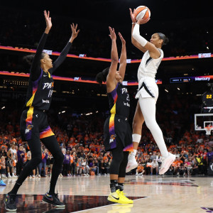 Στο WNBA γράφθηκε ιστορία: Το πρώτο buzzer beater κόντρα σε... παντρεμένο ζευγάρι (video)