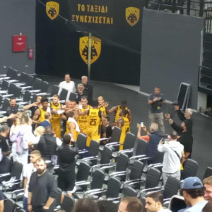Αποθέωση της... αήττητης ΑΕΚ από τον κόσμο της στη Sunel Arena (video)