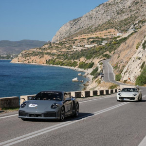 1000 Miglia Experience Greece 2025: Τέσσερις ημέρες οδηγικής απόλαυσης από την Ακρόπολη ως τη Μεσσηνία