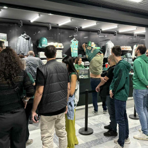 Ουρές για τη νέα φανέλα του Παναθηναϊκού στο «T-Center»