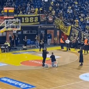 Ζευγάρι πήγε στο Αλεξάνδρειο για να δει μπάσκετ και... έφυγε παντρεμένο (photo)