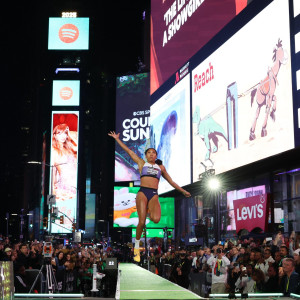 Άλμα εις μήκος στην Times Square: ο συνιδρυτής του Reddit φέρνει την επανάσταση στον στίβο
