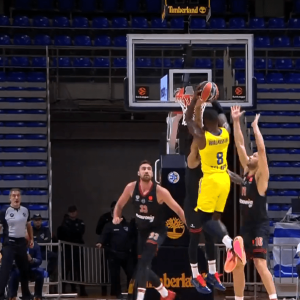 Το buzzer beater του Γουόκερ για το +8 της Μακάμπι απέναντι στον Ολυμπιακό στο ημίχρονο (video)
