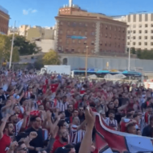 «Κοκκίνησε» η Βαρκελώνη: Τα βίντεο του Athletiko με τον κόσμο του Ολυμπιακού στο κέντρο της πόλης