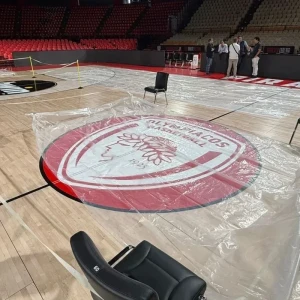 Η οροφή του ΣΕΦ έσταξε και οι άνθρωποι του Ολυμπιακού άπλωσαν μουσαμάδες για να προστατευτεί το παρκέ