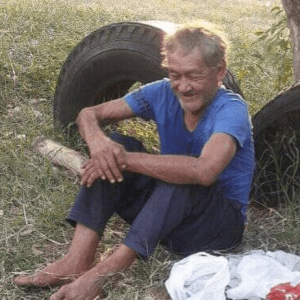 Κάποτε ήταν μεγάλος ποδοσφαιριστής, τώρα ζει στα παγκάκια, εγκαταλελειμμένος ακόμα και από τα παιδιά του (video)