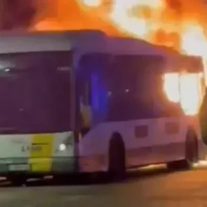 Οπαδοί της Μπαρτσελόνα έβαλαν φωτιά σε πούλμαν που τους μετέφερε στο γήπεδο της Κλαμπ Μπριζ (video)