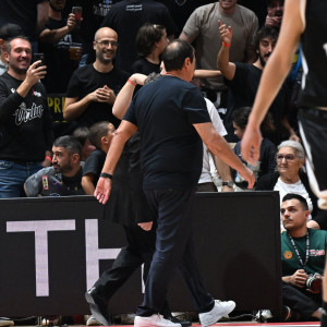 Αποβλήθηκε ο Αταμάν με δυο τεχνικές ποινές για διαμαρτυρία