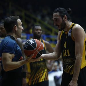 Όλα τα γκαρντ της ΑΕΚ μαζί εκτέλεσαν λιγότερες βολές από τον αναπληρωματικό σέντερ του Περιστερίου!