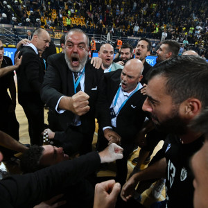 Οι παίκτες του ΠΑΟΚ πανηγύρισαν με τον Γιαννάκη τη νίκη στο Παλέ - Το video του Athletiko