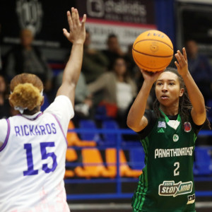 Ο Παναθηναϊκός... επιβίωσε κόντρα στην Νεπτούνας των εννέα παικτριών και ανέβηκε στο 3-2