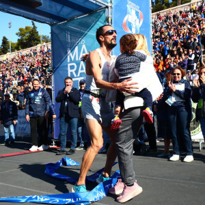 Ο Μπάμπης Πιτσώλης στο Athletiko: «Ο γιος μου είναι το γούρι μου και θα βρίσκεται φέτος στον τερματισμό»