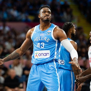 Ο «elevator» Θανάσης Αντετοκούνμπο σε καμπάνια για την πιστοποίηση των ασανσέρ σε όλη τη χώρα