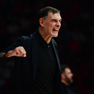 Έξαλλος ο Μπαρτζώκας με την αμυντική λειτουργία του Ολυμπιακού - Μπήκε στο παρκέ (photo) Έξαλλος ο Μπαρτζώκας με την αμυντική λειτουργία του Ολυμπιακού - Μπήκε στο παρκέ (photo)