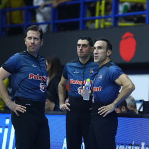 Έντονος εκνευρισμός και πολλά παράπονα της ΑΕΚ για τους διαιτητές στο Περιστέρι