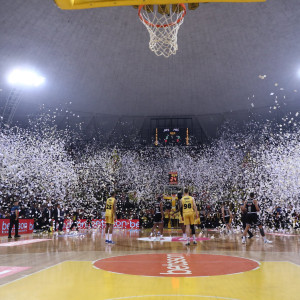 Aπίστευτη ατμόσφαιρα και χιλιάδες χαρτάκια πριν το τζάμπολ του Άρης - ΠΑΟΚ (video)