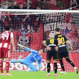 Πέναλτι και αποβολή του Μάνσα, ο Μορόν μείωσε σε 2-1 (video)