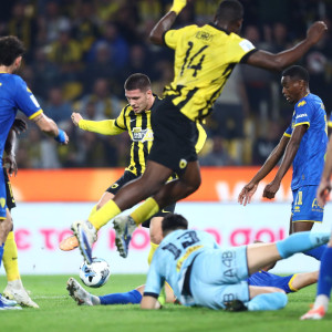 Το γκολ της ΑΕΚ που ακυρώθηκε για φάουλ του Γιόβιτς στον Μαυρία (video)