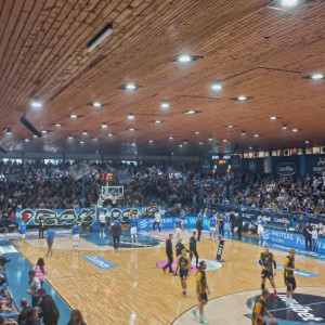 «Ηλεκτρισμένη» ατμόσφαιρα στο Ιβανώφειο, ο κόσμος του Ηρακλή γέμισε κάθε γωνία (video)