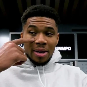 Ο Γιάννης Αντετοκούνμπο εμφανίστηκε με μαυρισμένο μάτι και αποκάλυψε ότι σταμάτησε έναν κλέφτη!