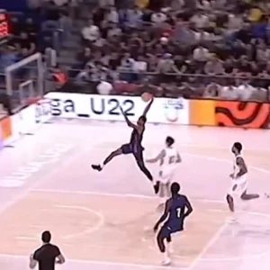 Τα εντυπωσιακά καρφώματα του 13χρονου παίκτη της Μπαρτσελόνα που συγκρίνεται με τον Αντετοκούνμπο (videos)